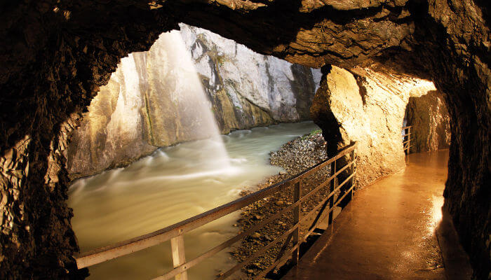 Nasser Weg durch die Aareschlucht im Herbst