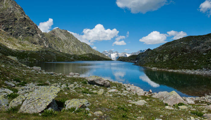 Drachensee in den Bergen im Sommer