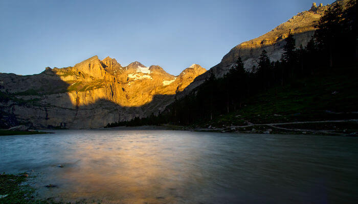 Oeschinensee am Abend zwischen Bergen