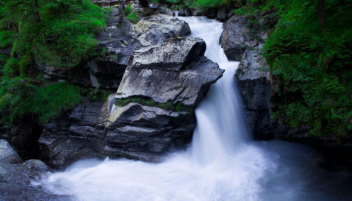 Wasserfall zwischen Steinhang im Kandertal