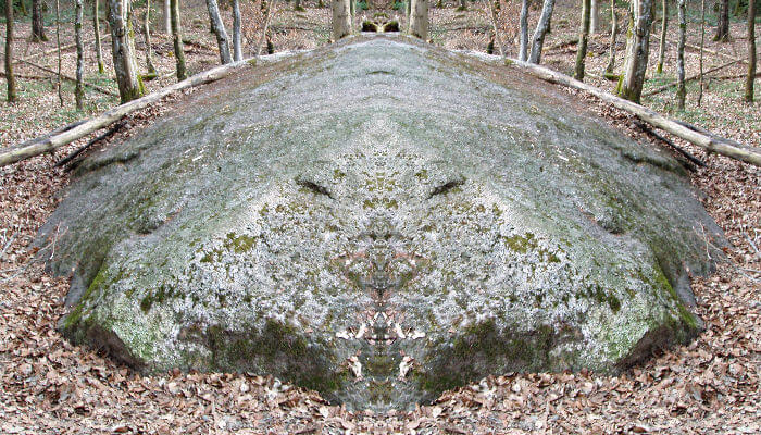 Steinwesen mitten im Wald