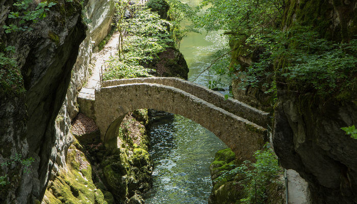 Steinbrücke über die Areuse im Sonnenlicht