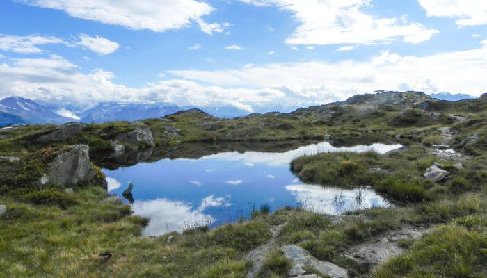 Bergesee im Sommer auf einem Berg