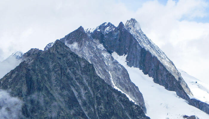 Schneebedecktes Eggishorn bei bewölktem Wetter