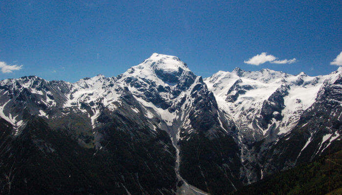 Berg Ortler mit Gipfel im Schnee