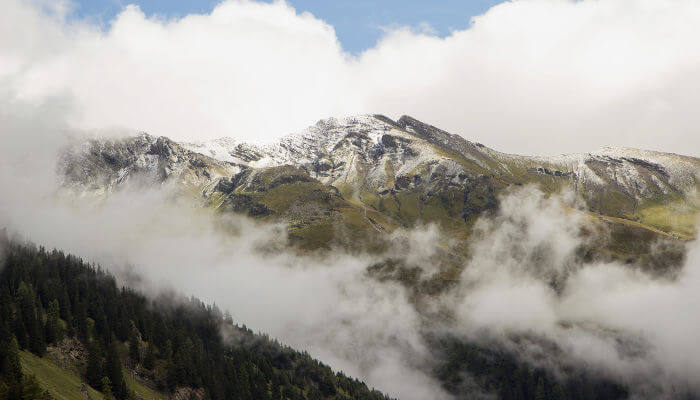 Berge mit Nebel und Wolken im Calfeisental