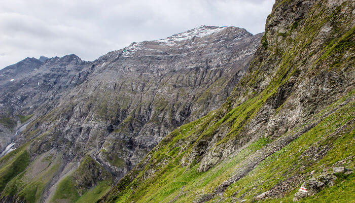 Felsmassive Berge bei der Glarner Hauptüberschiebung