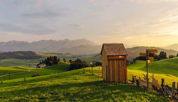 Lauras Weg Hügellandschaft im Abendlicht im Sommer im Appenzellerland