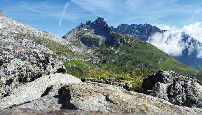 Felsen, Wiesen und spezielle Bergform im Sommer