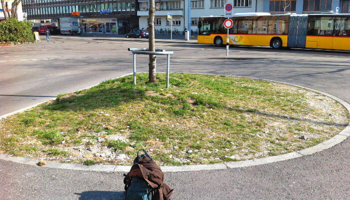Bauminsel mitten in der Stadt ohne nutzen