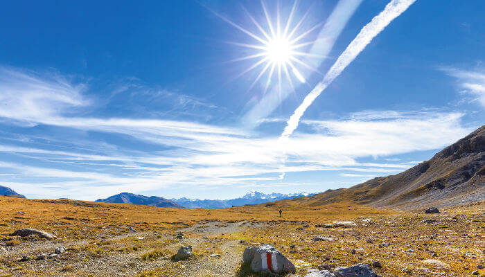 Flache Ebene auf der Berghöhe im Sommer