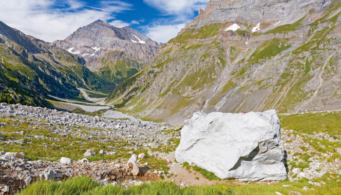Grosse Felsblöcke im Gasterntal im Sommer