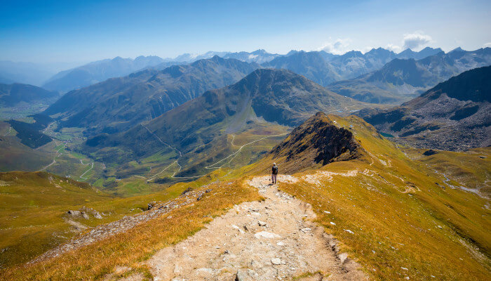 Wanderweg mit Wanderung auf einem Grad bei sonnigem Wetter