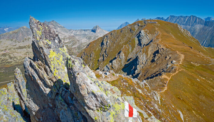 Pazalstock steile Felsenformation im Sonnenschein