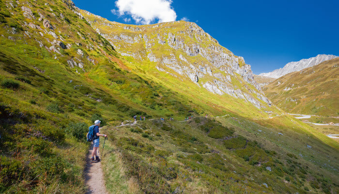 Wanderin im Herbst im Val Maighels