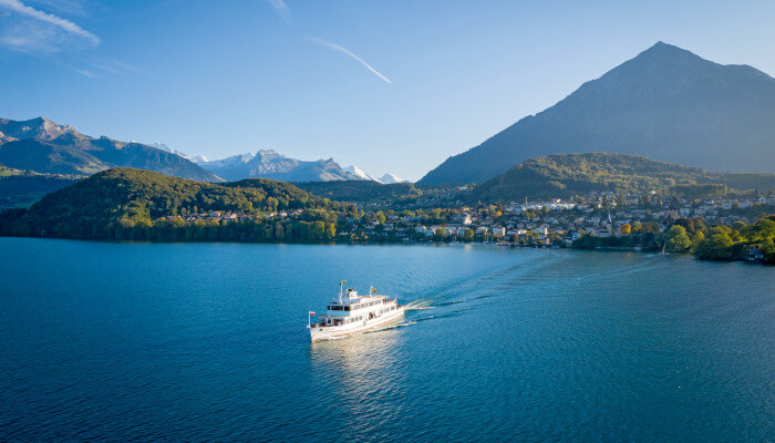 Schiff auf dem Thunersee im Sommer mit Skyline des Niesen