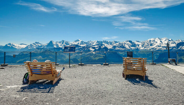 Holzliegen im Sommer auf der Aussichtsplattform Niesen