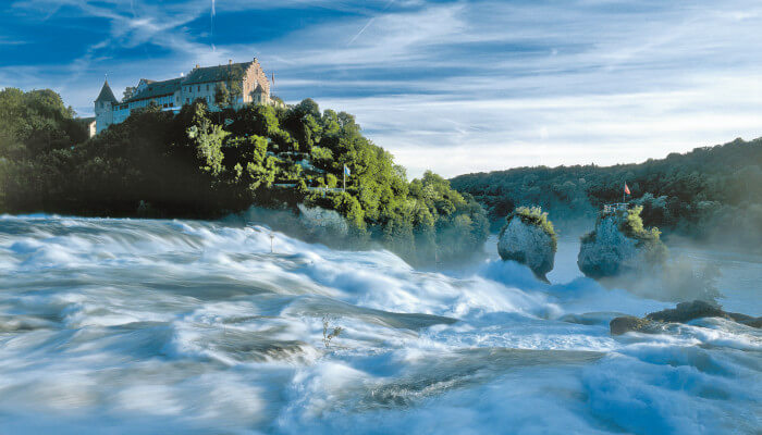 Tosender Rheinfall am Tag in Schaffhausen im Sommer
