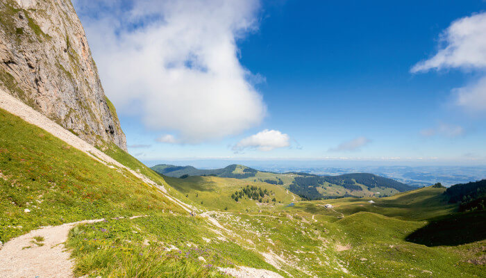 Leiterepass Aufsteig Leiterepass ein Bergweg in grüner Natur