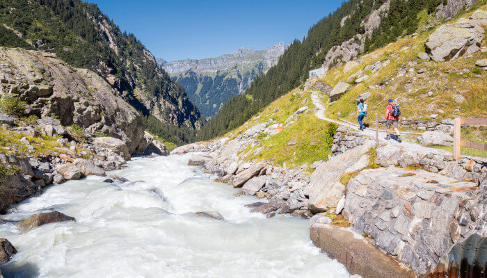 Triftwasser reisender Bergbach im Sommer