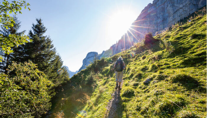 Trampelpfad in den Bergen mit Wanderer