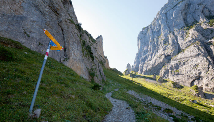 Steile Felswände mit Wanderweg in den Bergen