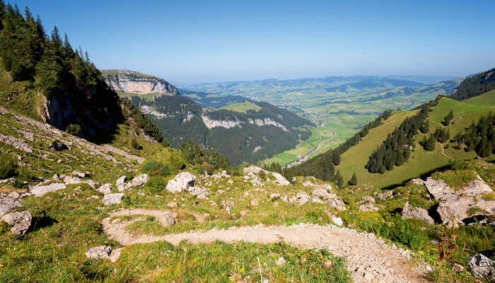 Wanderweg in den Bergen im Herbst bei Sonnenschein
