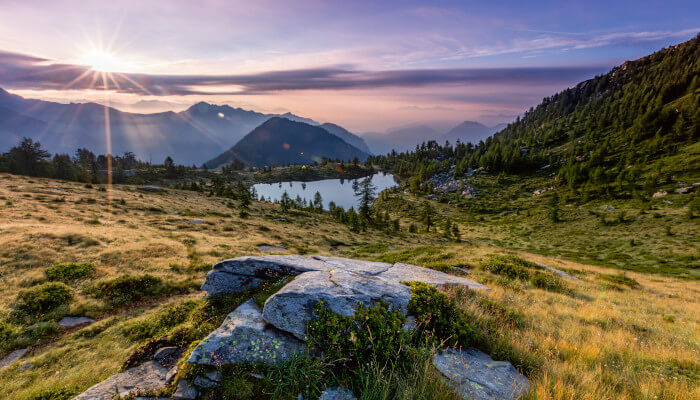 Bergsee im Herbst am Abend bei schönem Wetter