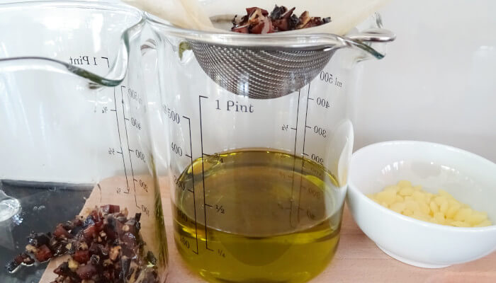 Messbecher mit Öl und Teesieb