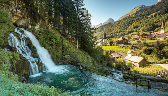 Wasserfall fliesst in einen See