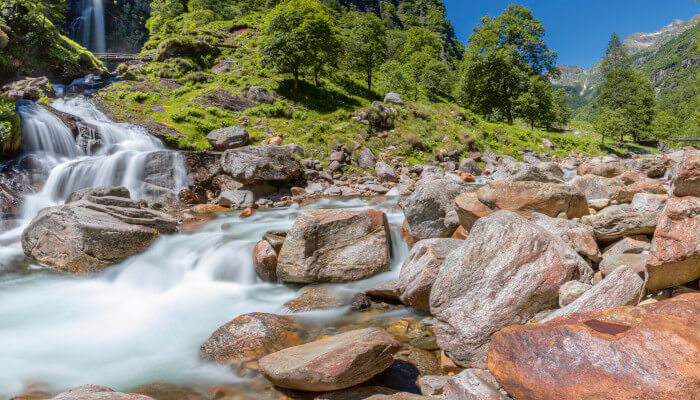 Fluss und Wasserfälle in den Bergen im Sommer