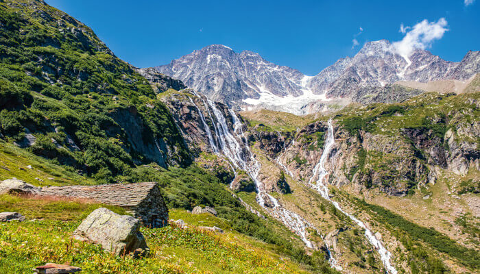 Viele Wasserfälle die über Felsen ins Tal fliessen