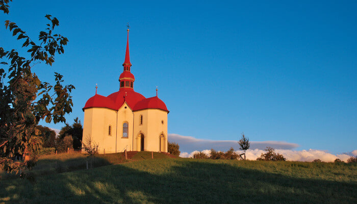 Kirche in der Abenddämmerung bei Sonnenschein