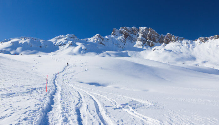 Schneebedeckte Berglandschaft im Sonnenschein