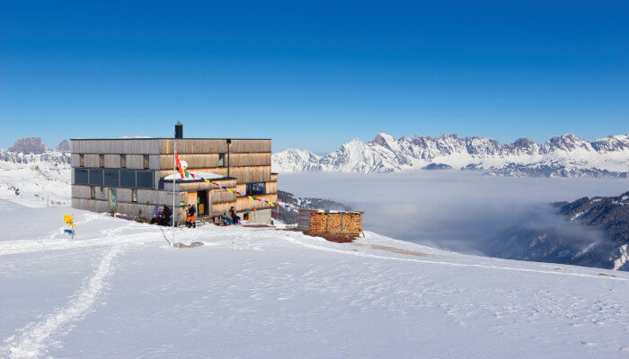 Grosses Gebäude in schneebedeckter Winterlandschaft