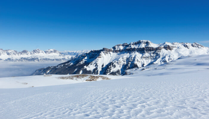 Schneebedeckte Berggipfel im Tageslicht