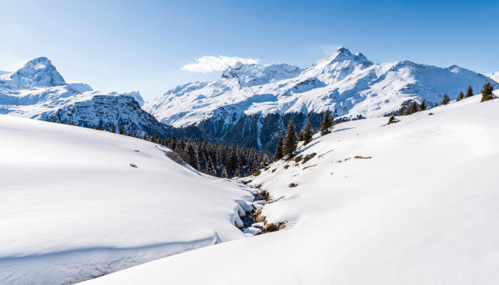 Bach in schneebedeckter Berglandschaft