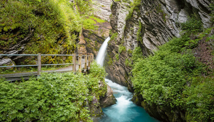 Wasserfall umgebenen von grauen Felsen