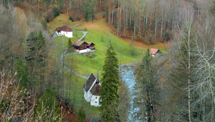 Kirche in einem Tal im Herbst