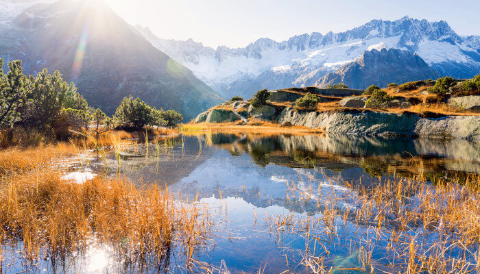 Glitzender Bergsee in der Sonne im Herbst
