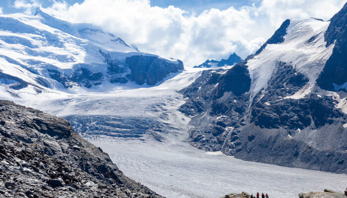 Gletscher im Sommer in den Bergen