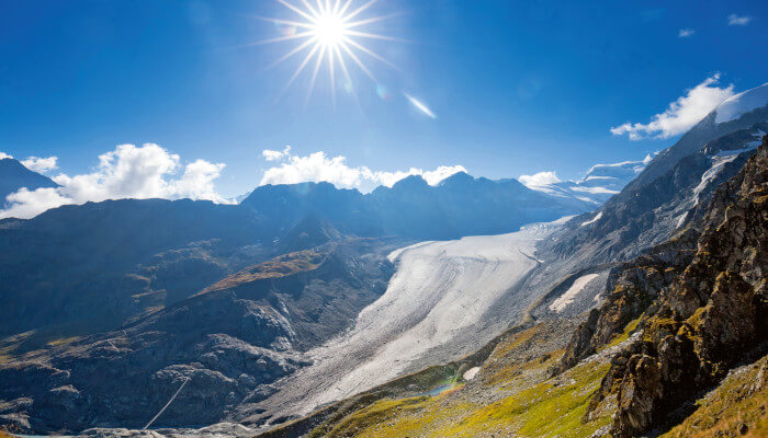 Gletscher im Sommer in den Bergen