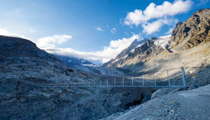 Hängebrücke über eine Tal
