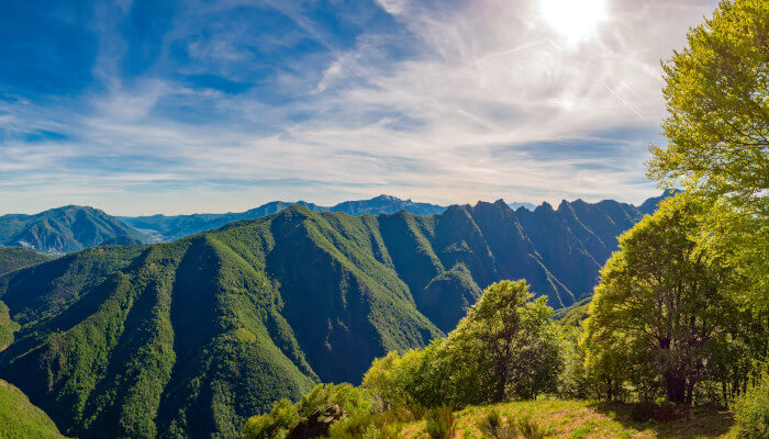 Grüne Berge im Sommer in Italien