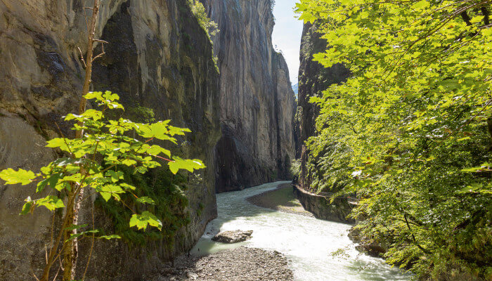 Steile Wände in einer Schlucht