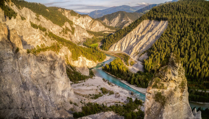 Grosse Schlucht mit Fluss in der Morgendämmerung