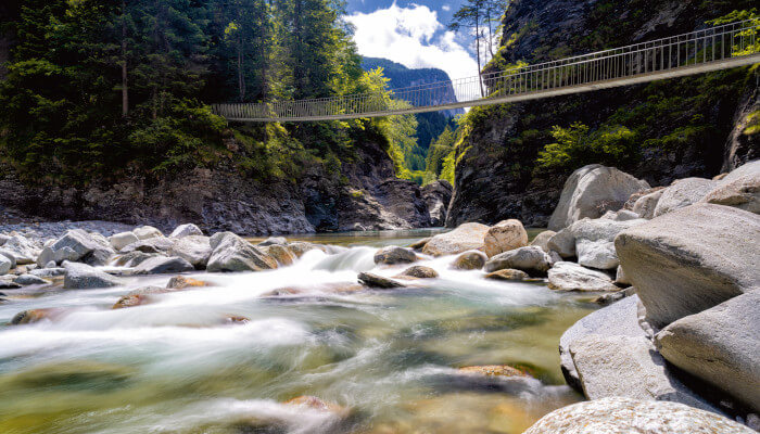 Fluss in einer Schlucht über die eine Brücke führt