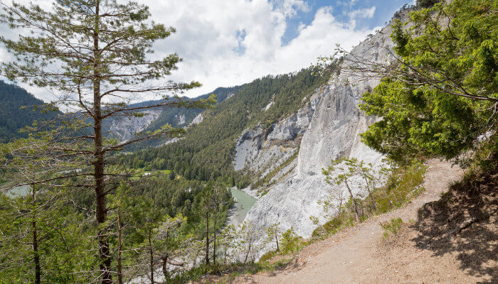 Weg durch Wälder und Felsen