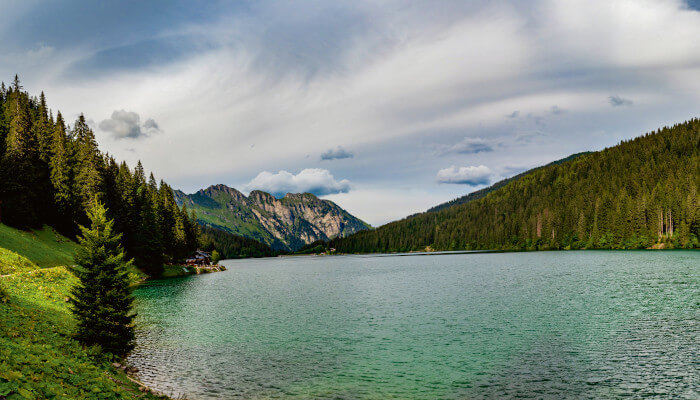 Bergsee im Sommer mit Gewitterwolken