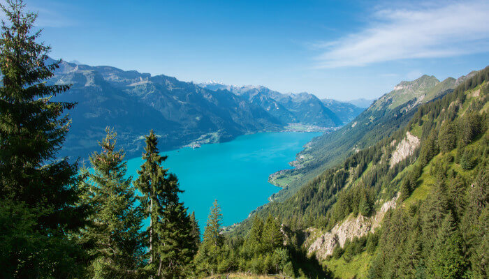 Grosser See von einem hohen Gipfel fotografiert